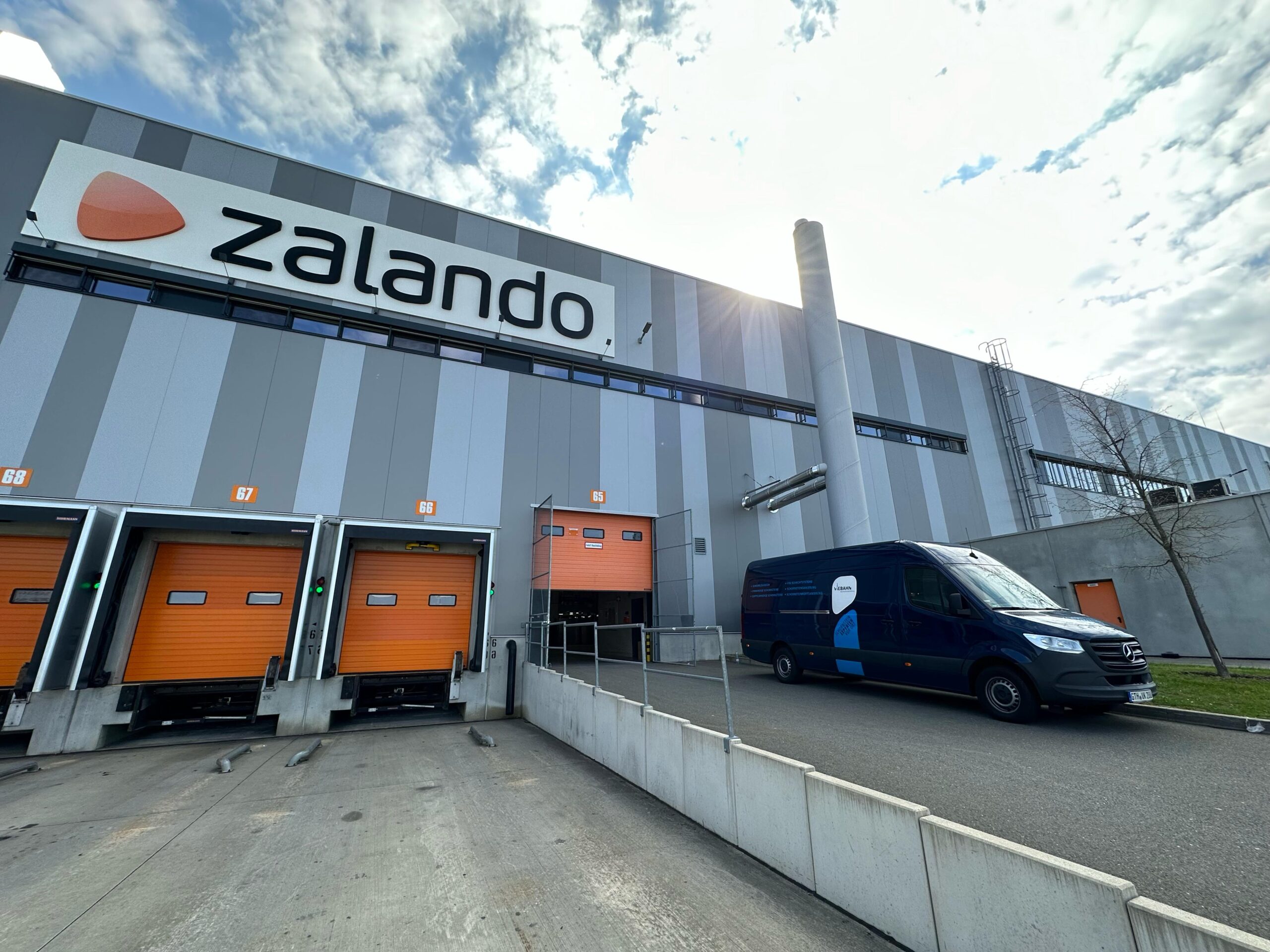Neuer Schornstein an Zalando Gebäude